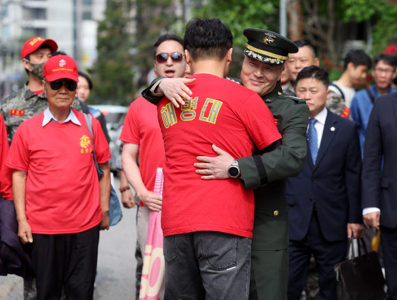 해병대 채모 상병 순직사건 수사 이첩 관련 항명 및 상관명예훼손 혐의로 기소된 박정훈 전 수사단장이 17일 오전 서울 용산구 중앙지역군사법원에서 열리는 4차 공판에 출석하며 예비역 동기와 포옹하고 있다. 2024.5.17  연합뉴스