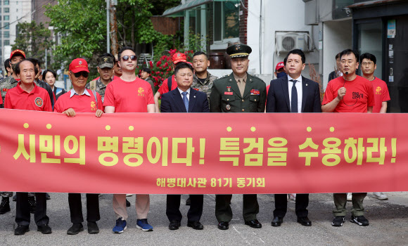 해병대 채모 상병 순직사건 수사 이첩 관련 항명 및 상관명예훼손 혐의로 기소된 박정훈 전 수사단장이 17일 오전 4차 공판이 열리는 서울 용산구 중앙지역군사법원 앞에서 기자회견을 하고 있다. 2024.5.17  연합뉴스
