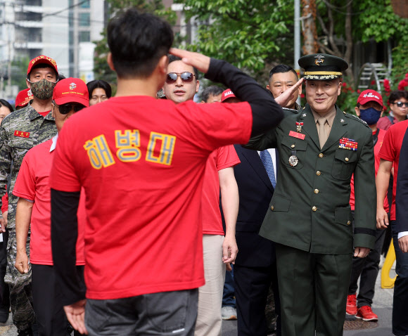 해병대 채모 상병 순직사건 수사 이첩 관련 항명 및 상관명예훼손 혐의로 기소된 박정훈 전 수사단장이 17일 오전 서울 용산구 중앙지역군사법원에서 열리는 4차 공판에 출석하며 한 해병대 예비역과 거수경례를 하고 있다. 2024.5.17  연합뉴스