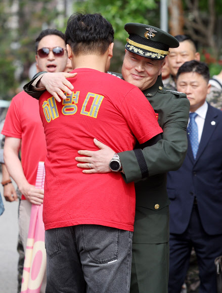 해병대 채모 상병 순직사건 수사 이첩 관련 항명 및 상관명예훼손 혐의로 기소된 박정훈 전 수사단장이 17일 오전 서울 용산구 중앙지역군사법원에서 열리는 4차 공판에 출석하며 예비역 동기와 포옹하고 있다. 2024.5.17  연합뉴스