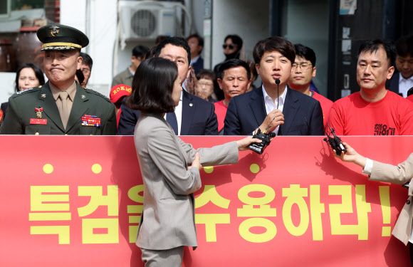 개혁신당 이준석 대표가 17일 오전 박정훈 전 해병대 수사단장의 4차 공판이 열리는 서울 용산구 중앙지역군사법원 앞에서 발언하고 있다. 2024.5.17  연합뉴스