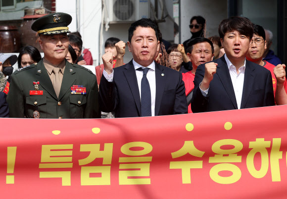 해병대 채모 상병 순직사건 수사 이첩 관련 항명 및 상관명예훼손 혐의로 기소된 박정훈 전 수사단장이 17일 오전 4차 공판이 열리는 서울 용산구 중앙지역군사법원 앞에서 기자회견을 하고 있다. 2024.5.17  연합뉴스