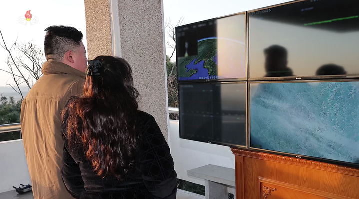 북한 김정은 국무위원장과 딸 김주애가 2023년 3월 16일 평양 국제공항에서 실시한 대륙간탄도미사일(ICBM) 화성포-17형 발사를 참관하고 있다. 이날 주애가 입은 재킷은 크리스찬 디올사의 300만원대 재킷으로 추정된다. 2023.03.17 조선중앙TV 캡처 뉴시스