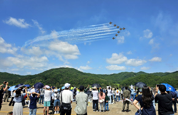 ‘제45회 스페이스 챌린지 2024 in 원주’ 행사가 열린 18일 원주 공군기지를 찾은 방문객들이 공군 특수비행팀 블랙이글스 에어쇼를 지켜보고 있다. 1979년부터 운영된 스페이스 챌린지는 올해로 45회를 맞은 가운데 공군은 올해 퇴역하는 F-4E 팬텀 등의 장비를 전시?공개하는 등 방문객들이 다채로운 체험행사를 만끽할 수 있도록 했다. 2024.5.18 연합뉴스