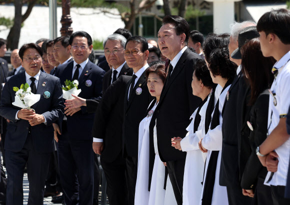 윤석열 대통령이 18일 광주시 북구 국립5·18민주묘지에서 열린 제44주년 5·18민주화운동 기념식에 참석하고 있다.  2024.5.18. 대통령실통신사진기자단