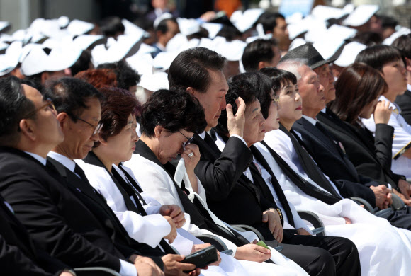 윤석열 대통령이 18일 광주시 북구 국립5·18민주묘지에서 열린 제44주년 5·18민주화운동 기념식에서 기념 공연을 보던 중 눈물을 닦고 있다.   2024.5.18. 대통령실통신사진기자단