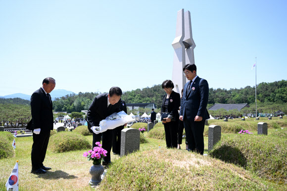 윤석열 대통령이 18일 광주시 북구 국립5·18민주묘지에서 열린 제44주년 5·18민주화운동 기념식을 마치고 고 한강운 유공자 묘소를 참배하고 있다.  2024.5.18. 대통령실 제공