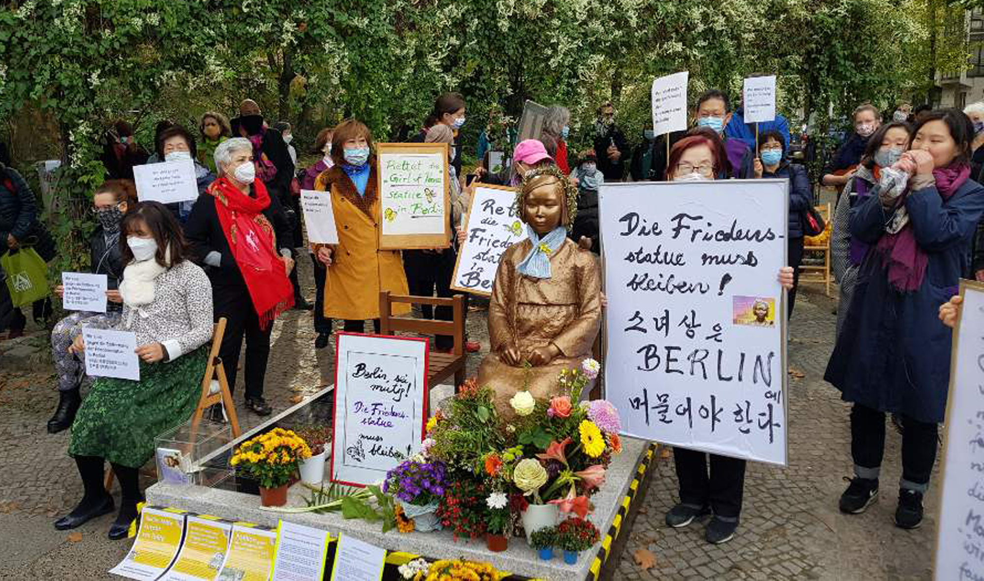 독일 수도 베를린에서 시민들이 거리에 설치된 ‘평화의 소녀상’에 대한 당국의 철거명령에 항의하기 위해 미테구청 앞에서 시위를 벌이고 있다. 2020.10.13 베를린 연합뉴스