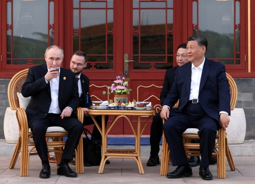 중국을 국빈 방문한 블라디미르 푸틴 러시아 대통령(왼쪽)이 16일 베이징 중난하이에서 시진핑 국가주석과 함께 차를 마시고 있다. 베이징 로이터 연합뉴스