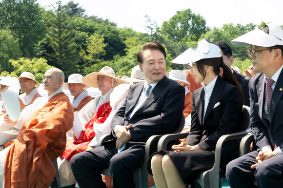 윤석열 대통령과 김건희 여사가 19일 경기도 양주시 회암사지에서 열린 ‘회암사 사리 이운 기념 문화축제 및 삼대화상 다례재’에 참석해 이야기를 나누고 있다. 2024.5.19. 대통령실 제공