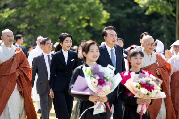 윤석열 대통령과 김건희 여사가 19일 경기도 양주시 회암사지에서 열린 ‘회암사 사리 이운 기념 문화축제 및 삼대화상 다례재’에 참석하고 있다. 2024.5.19. 대통령실 제공