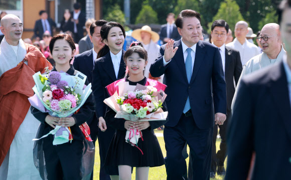 윤석열 대통령과 김건희 여사가 19일 경기도 양주시 회암사지에서 열린 ‘회암사 사리 이운 기념 문화축제 및 삼대화상 다례재’에 대한불교조계종 총무원장 진우스님과 함께 참석하며 인사하고 있다. 2024.5.19 연합뉴스