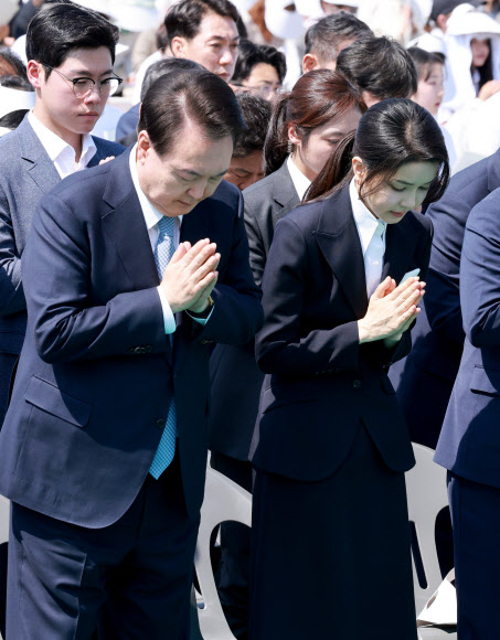 윤석열 대통령과 김건희 여사가 19일 경기도 양주시 회암사지에서 열린 ‘회암사 사리 이운 기념 문화축제 및 삼대화상 다례재’에 참석해 합장하고 있다. 2024.5.19 연합뉴스