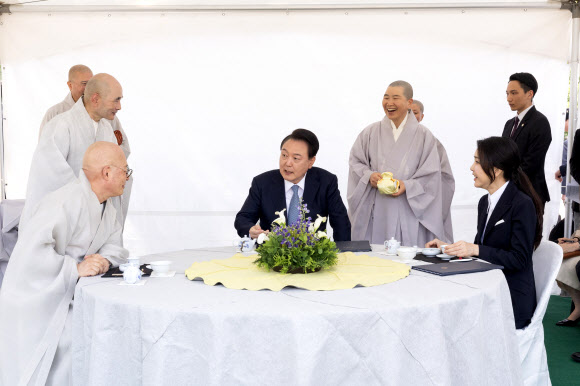 윤석열 대통령과 김건희 여사가 19일 경기도 양주시 회암사지에서 열린 ‘회암사 사리 이운 기념 문화축제 및 삼대화상 다례재’ 시작에 앞서 조계종 총무원장 진우스님 등 참석자들과 환담을 나누고 있다. 2024.5.19. 대통령실 제공