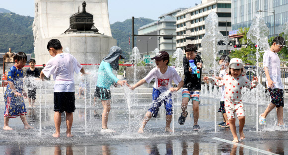 초여름의 더운 날씨를 보인 19일 서울 종로구 광화문광장 바닥분수대에서 어린이들이 즐거운 시간을 보내고 있다. 2024.5.19 연합뉴스