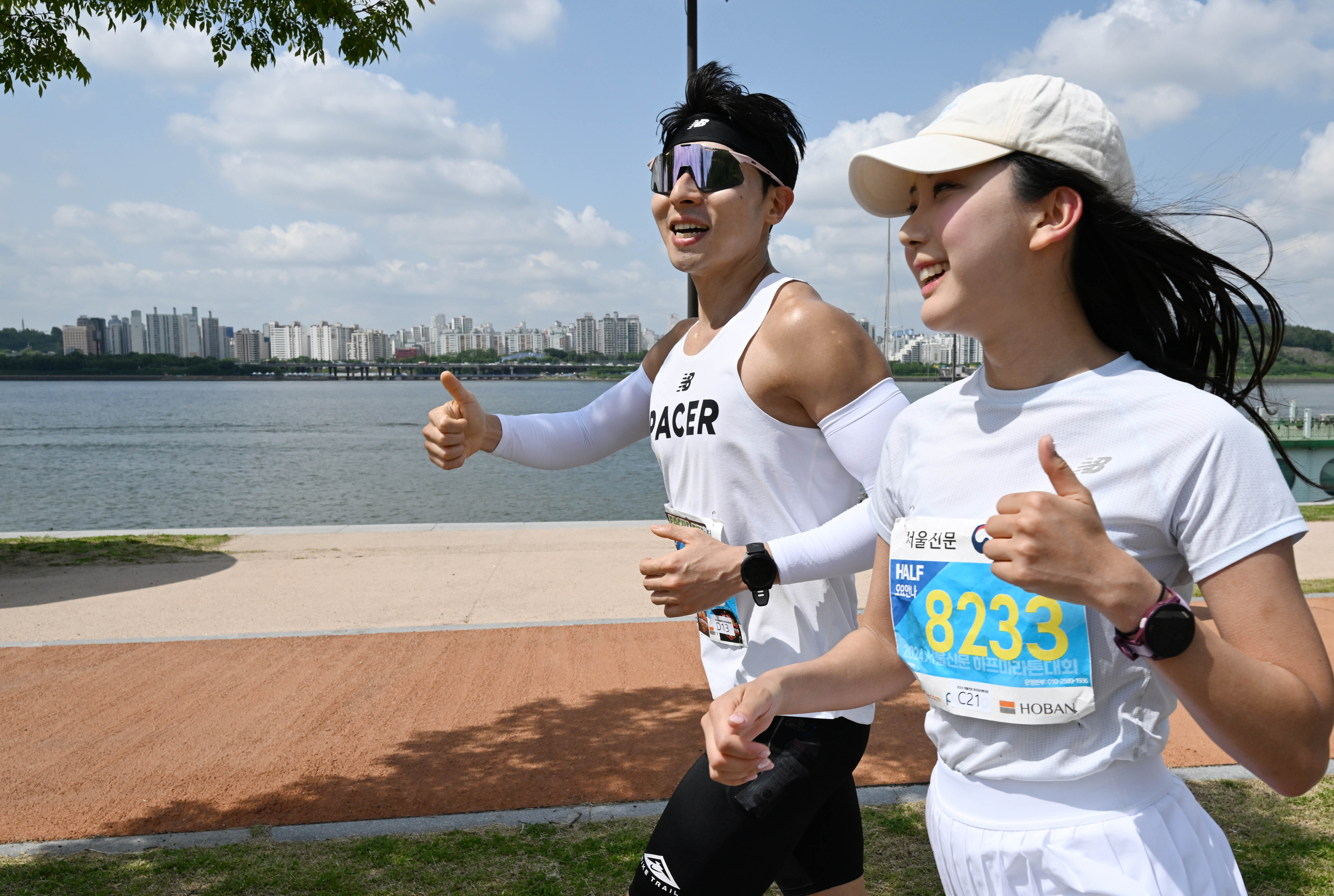 지난 18일 ‘2024 서울신문 하프마라톤대회’에 참가한 기상캐스터 오요안나(오른쪽·28)씨가 다른 참가자와 함께 난지 한강공원 코스를 달리고 있다. 홍윤기 기자