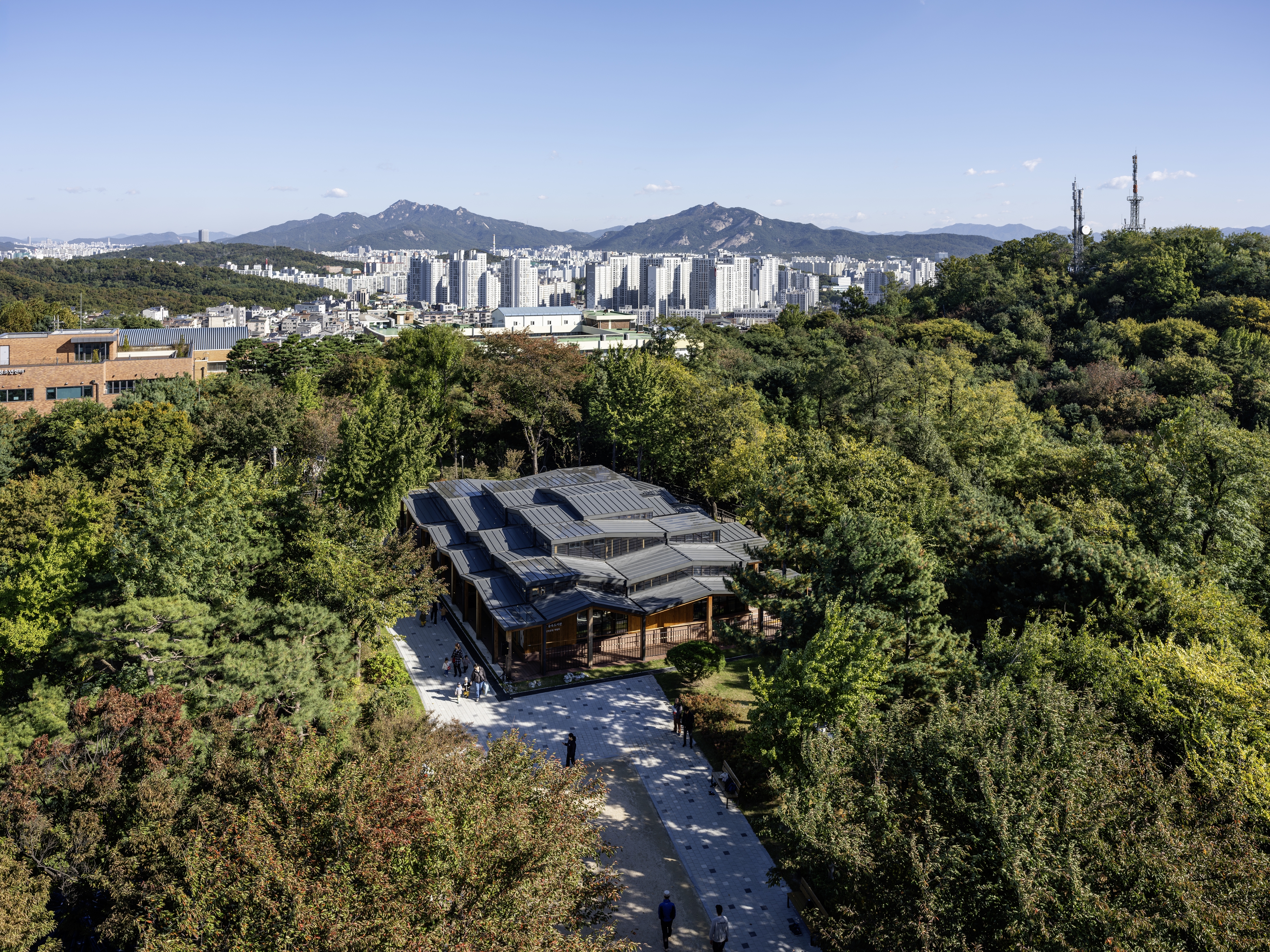 서울 월곡동 오동근린공원에 자리 잡은 ‘오동숲속도서관’의 회전하는 지붕은 공원이 있는 월곡산의 자연에 따라 산의 중첩이라는 조형적 개념으로 변형된 것이다. 남궁선 작가 제공
