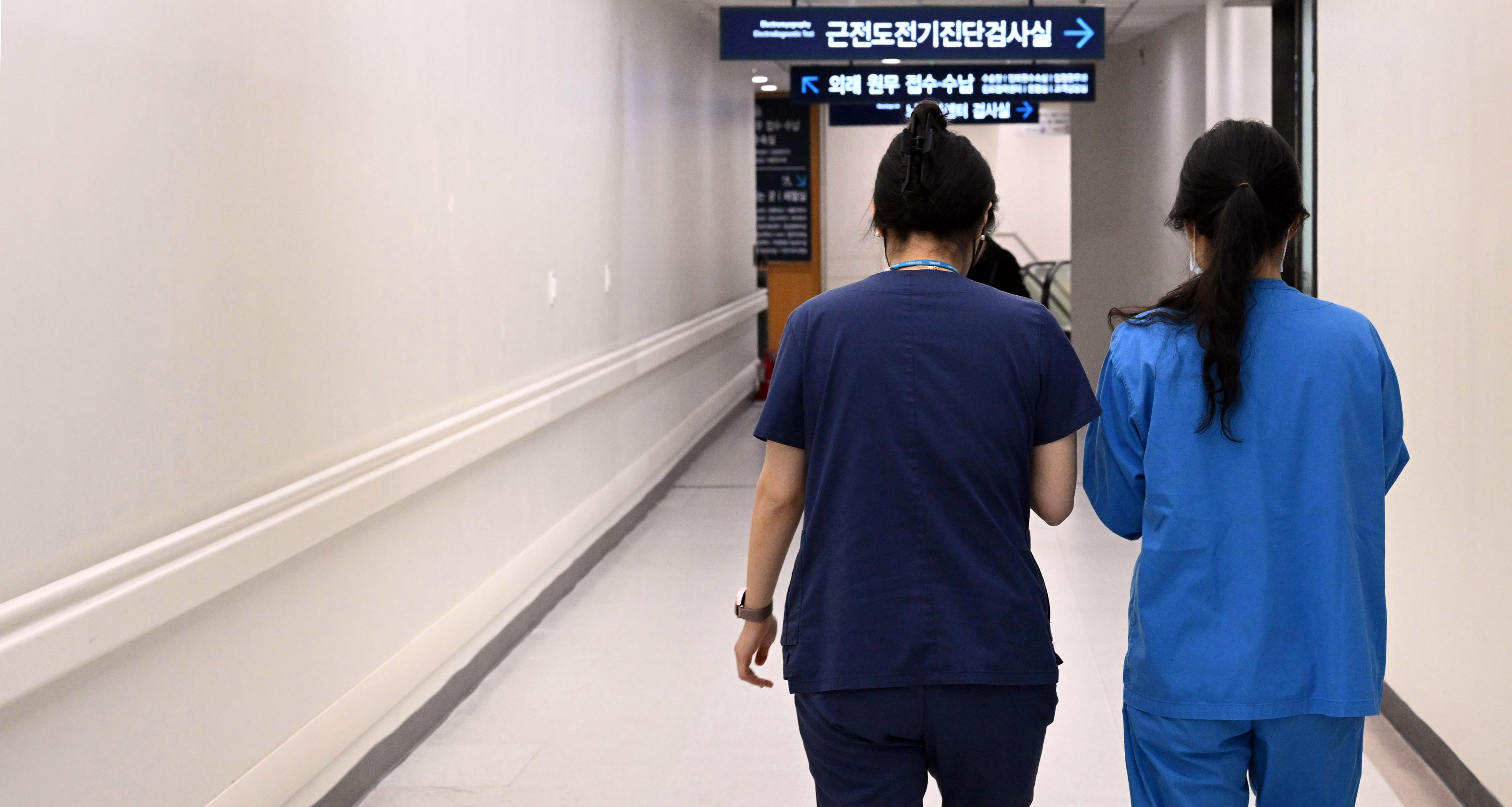 울의 한 대학병원 복도를 걸어가고 있는 간호사들의 뒷모습. 서울신문