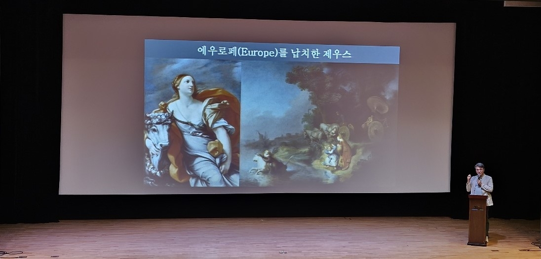 김헌 서울대 교수가 18일 제주도 설문대여성문화센터에서 ‘신화의 섬, 크레타와 시칠리아 그리고 제주’를 주제로 행복특강을 하고 있다. 제주 강동삼 기자