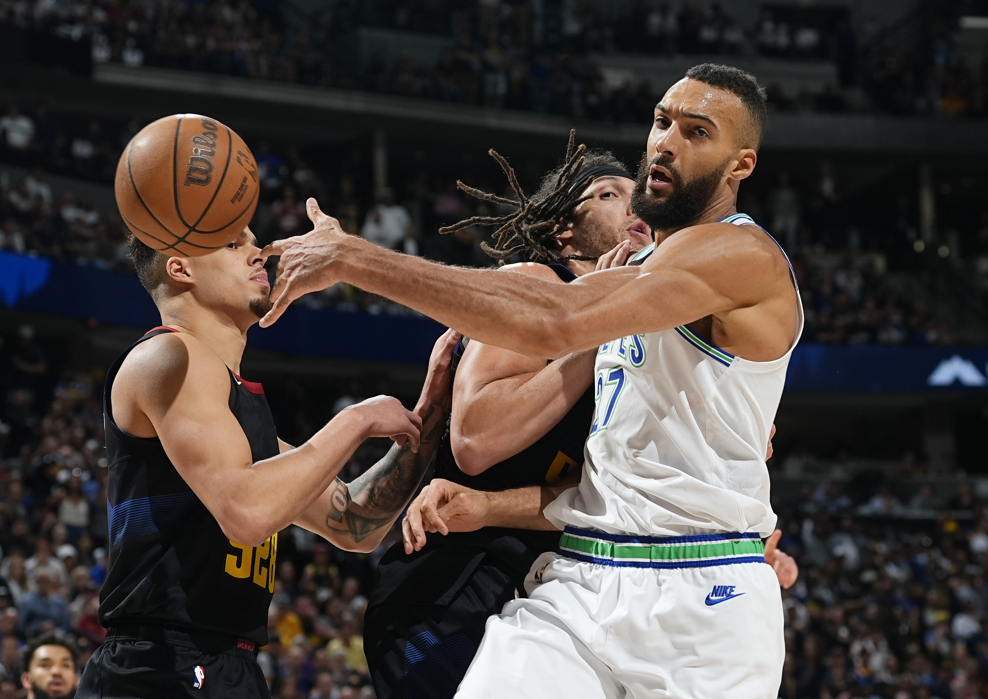 미네소타의 센터 뤼디 고베르(오른쪽)가 20일 덴버와의 NBA 서부 콘퍼런스 2라운드 7차전에서 공을 잡는 순간 파울을 당하고 있다. 미네소타가 이날 98-90으로 이기면서 시리즈 전적 4승3패로 결승에 진출했다. 덴버 AP 연합뉴스