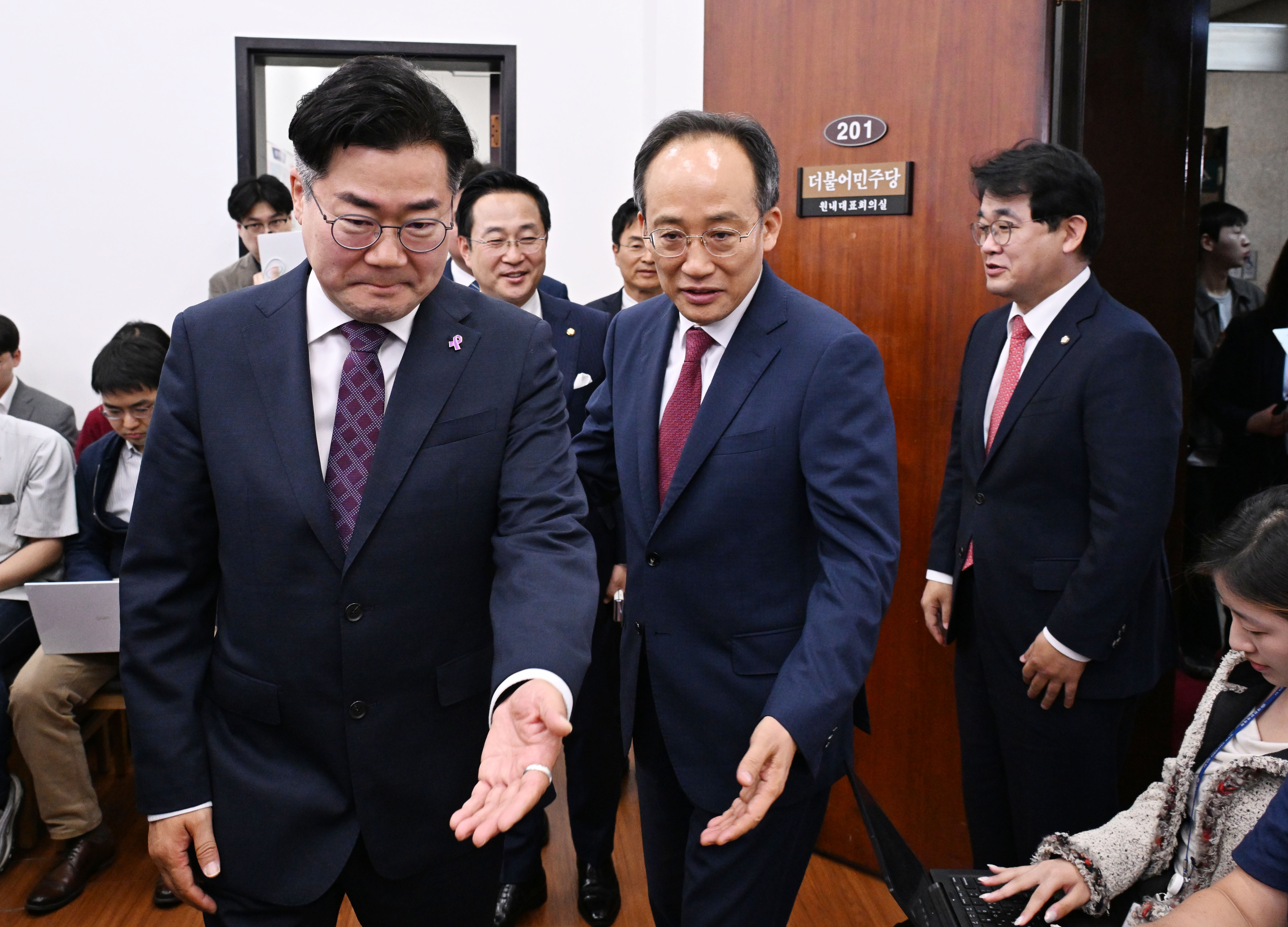 13일 추경호 국민의힘  당 대표 권한대행이 국회에서박찬대 더불어민주당 원내대표 예방하고 있다. 안주영 전문기자