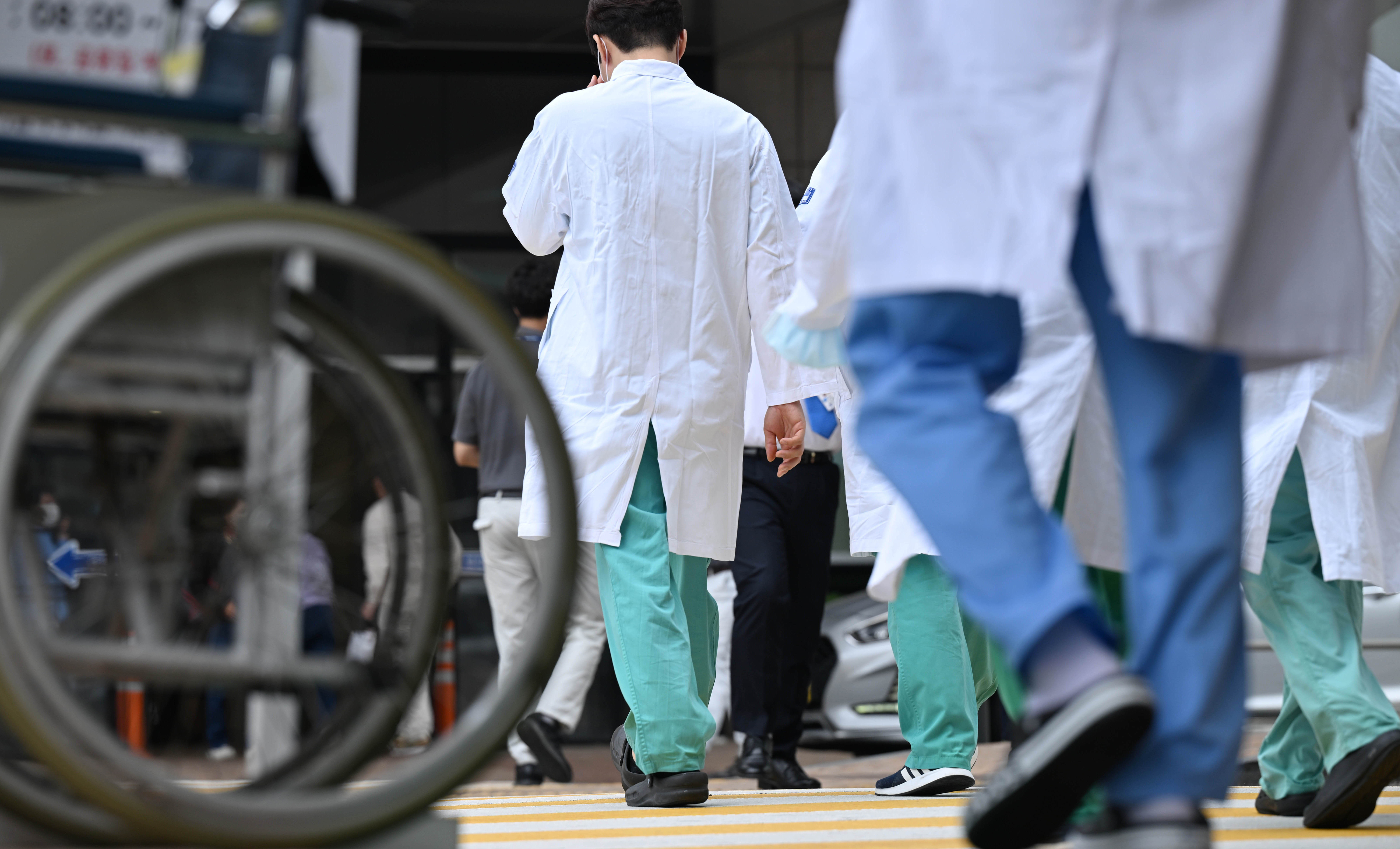 병원을 떠난 전공의 중 내년 2월 전문의 시험을 치르는 3~4년차 레지던트들이 20일 ‘복귀 디데이’를 맞은 가운데 서울의 한 대학병원에서 의료인들이 이동하고 있다. 홍윤기 기자