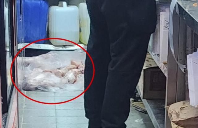 유명 치킨 프랜차이즈의 한 점포가 생닭들을 더러운 바닥에 방치한 채 튀김 작업을 해 논란이 일고 있다. 연합뉴스