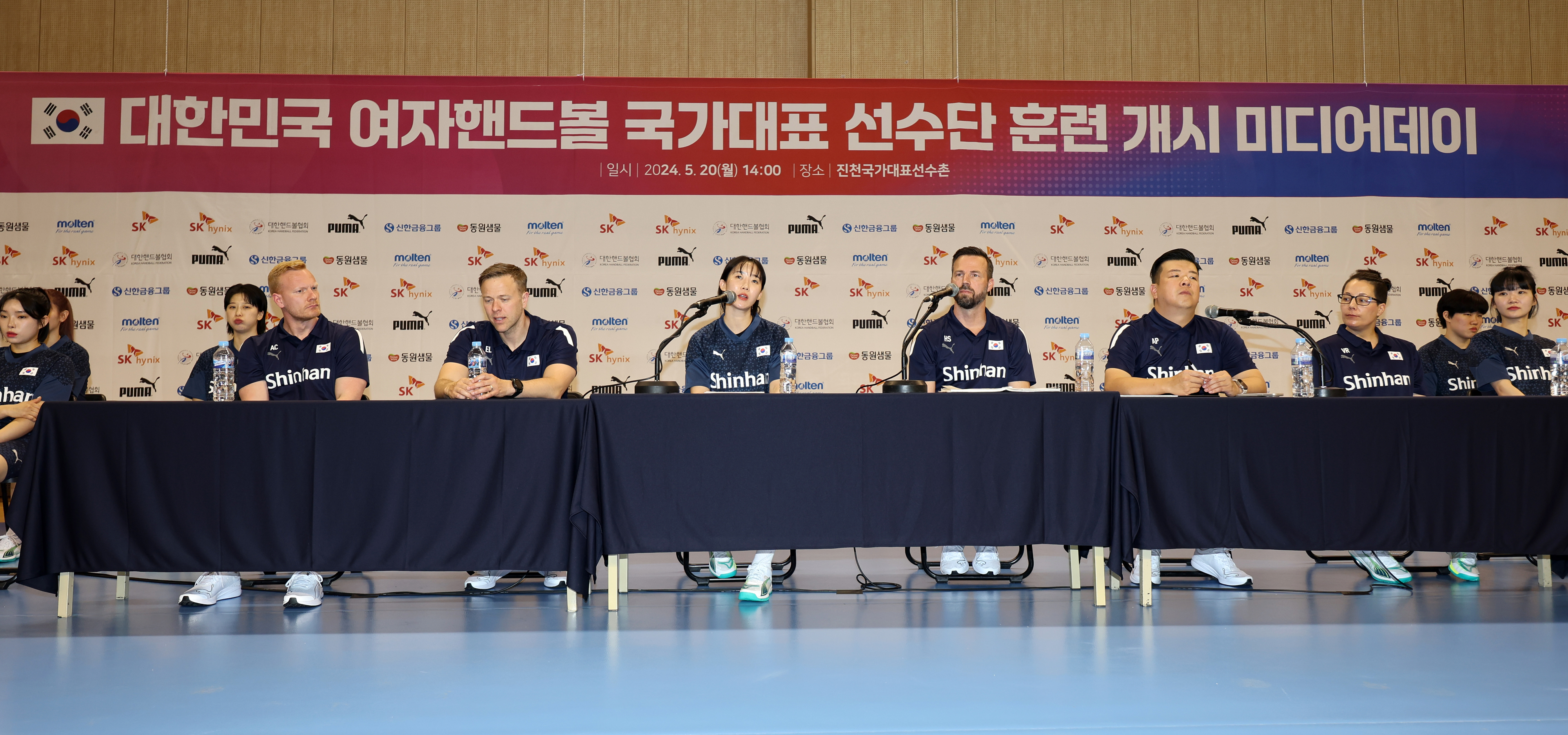 구기종목 중 유일하게 파리올림픽에 출전하는 한국 여자핸드볼 국가대표팀 코치진과 선수들이 20일 충북 진천국가대표선수촌에서 열린 미디어데이 행사에서 기자들의 질문에 답하고 있다. 진천 연합뉴스