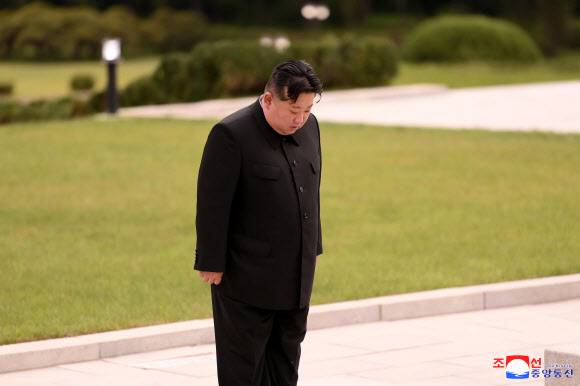 김정은 북한 국무위원장이 후계자 시절 자신의 스승인 고 현철해 사망 2주기를 맞아 지난 19일 직접 묘소를 참배하고 추모했다. 20일 조선중앙통신은 김 위원장이 전날 오후 신미리애국열사능을 찾아 현철해 묘소에 꽃송이를 진정했다고 보도했다. 2024.5.20 평양 조선중앙통신=연합뉴스