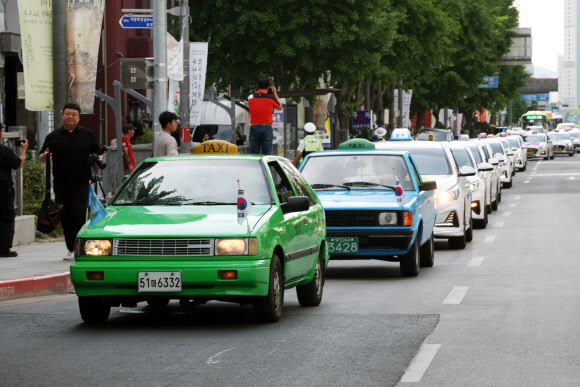 20일 오후 광주 동구 금남로 일원에서 5·18 민주화운동 당시 차량 시위를 재연하는 ‘민주기사의 날’ 행사가 열리고 있다. 2024.5.20 연합뉴스