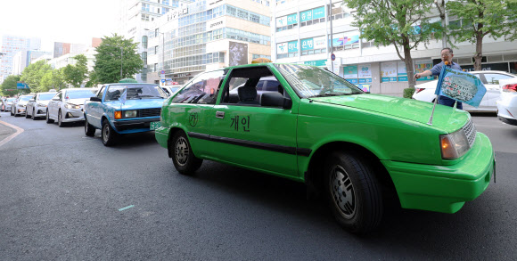 20일 오후 광주 동구 금남로 일원에서 5·18 민주화운동 당시 차량 시위를 재연하는 ‘민주기사의 날’ 행사가 열리고 있다. 2024.5.20 연합뉴스