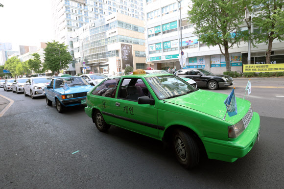 20일 오후 광주 동구 금남로 일원에서 5·18 민주화운동 당시 차량 시위를 재연하는 ‘민주기사의 날’ 행사가 열리고 있다. 2024.5.20 연합뉴스