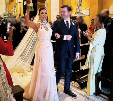 세계 최초 3D 프린팅 웨딩드레스를 입고 결혼식을 올린 마리아나 파바니가 결혼식에서 부케를 들고 기쁨을 표현하고 있다. 마리아나 파바니 인스타그램
