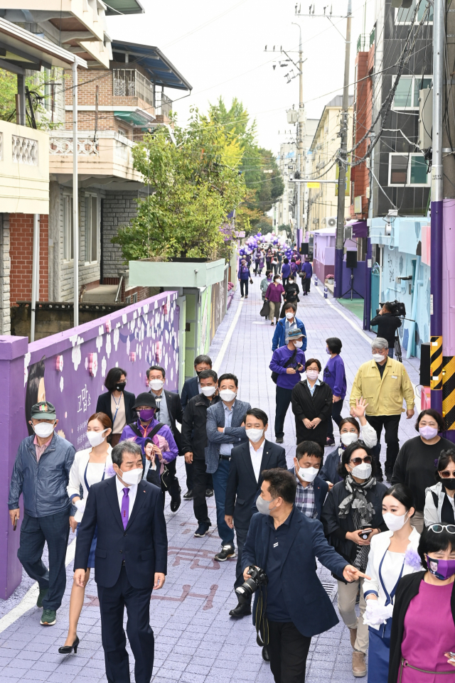 김천시가 2021년 10월 조성해 개통한 김천관광특화거리. 가수 김호중 씨가 등교하던 김천예술고등학교 부근에 조성돼 주말이면 많은 관광객이 찾는 명소가 됐다. 김천시 제공