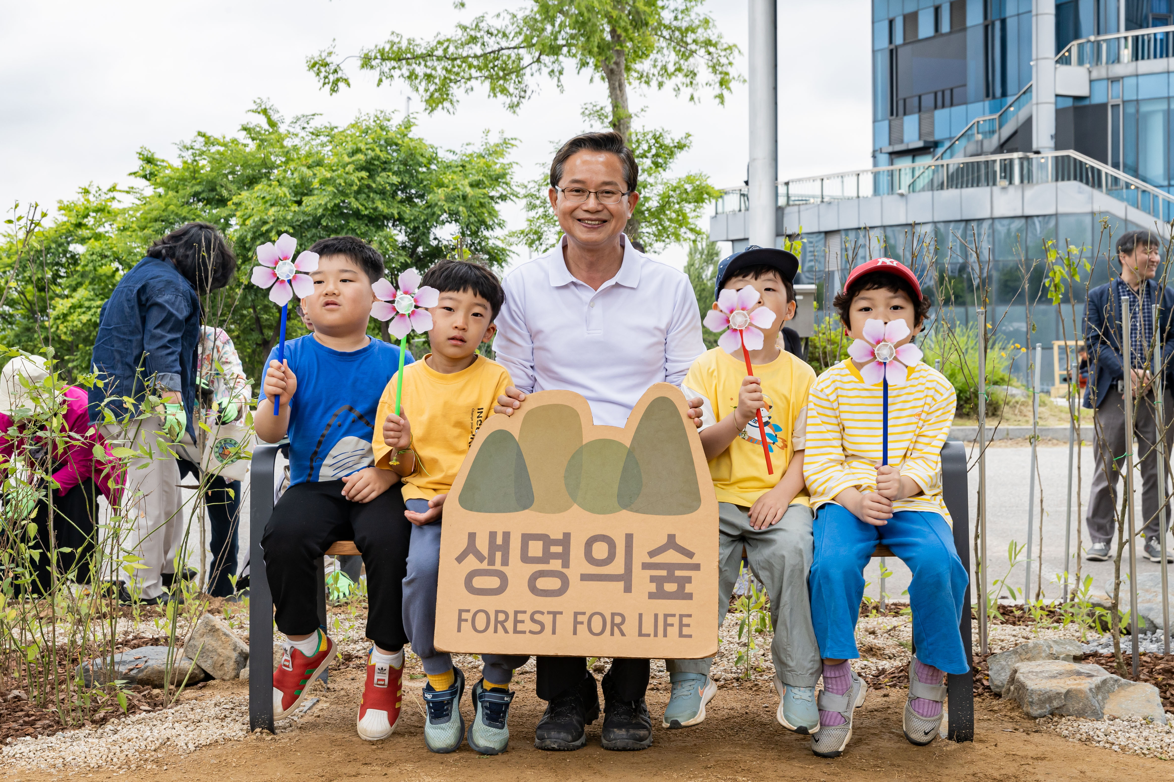 최호권(가운데) 서울 영등포구청장이 지난 20일 영등포구 ‘무궁화정원’에서 어린이들과 기념 촬영하고 있다. 영등포구 제공