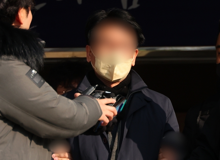 이재명 더불어민주당 대표를 흉기로 찔러 살해하려고 한 김모씨가 부산 연제경찰서에서 나와 검찰로 송치되고 있는 모습. 연합뉴스