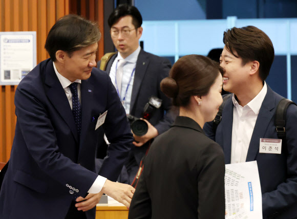 조국혁신당 조국 대표와 이준석 22대 국회의원 당선인이 21일 국회박물관에서 열린 제22대 국회 초선의원 의정연찬회에서 인사를 나누고 있다. 2024.5.21 연합뉴스