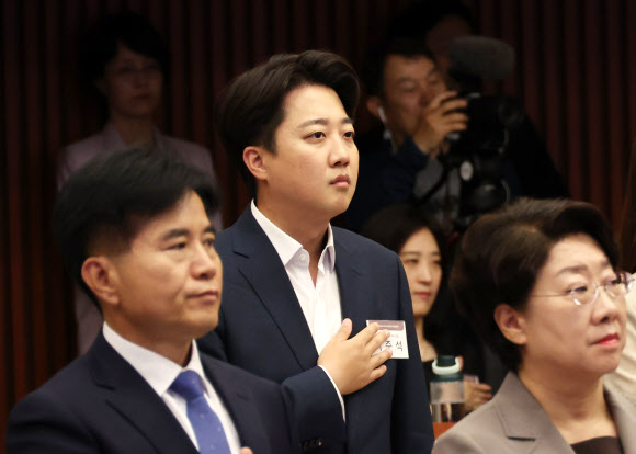 21일 서울 영등포구 국회박물관에서 열린 제22대 국회 초선의원 의정연찬회에 참석한 이준석 22대 국회의원 당선인이 국기에 경례하고 있다. 2024.5.21 연합뉴스