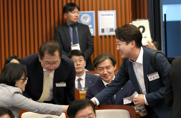 21일 서울 영등포구 국회박물관에서 열린 제22대 국회 초선의원 의정연찬회에서 이준석 22대 국회의원 당선인이 참석자들과 인사하고 있다. 2024.5.21 연합뉴스