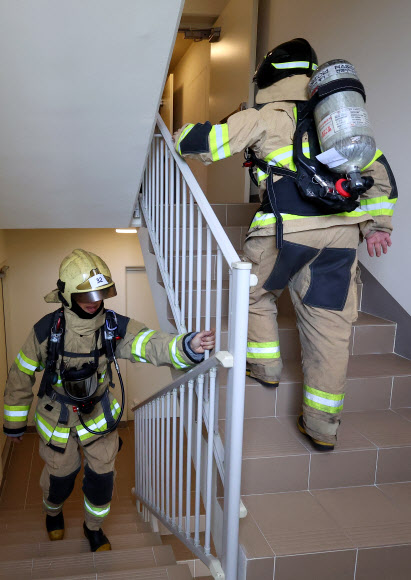 21일 오전 인천 부평구 한 고층 아파트에서 열린 부평소방서 소방관 고층 건물 계단 오르기 대회에 참가자들이 계단을 오르고 있다. 이번 대회는 고층 건물 재난사고 대비 신속한 현장 대응과 소방관 체력 증진을 위해 진행됐다. 2024.5.21  연합뉴스