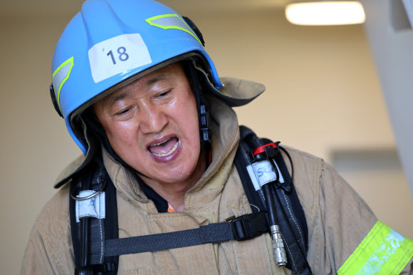 21일 오전 인천 부평구 한 고층 아파트에서 열린 부평소방서 소방관 고층 아파트 계단 오르기 대회에 참가한 한 소방관이 계단을 오르며 힘들어하고 있다. 이번 대회는 고층 건물 재난사고 대비 신속한 현장 대응과 소방관 체력 증진을 위해 진행됐다. 2024.5.21  연합뉴스