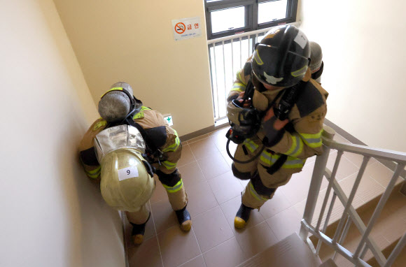 21일 오전 인천 부평구 한 고층 아파트에서 열린 부평소방서 소방관 고층 아파트 계단 오르기 대회에 참가자들이 공기호흡기를 착용한 채 계단을 오르고 있다. 이번 대회는 고층 건물 재난사고 대비 신속한 현장 대응과 소방관 체력 증진을 위해 진행됐다. 2024.5.21  연합뉴스