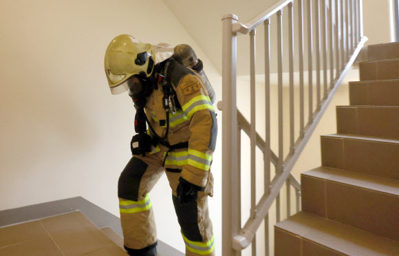 21일 오전 인천 부평구 한 고층 아파트에서 열린 부평소방서 소방관 고층 아파트 계단 오르기 대회에 참가자가 공기호흡기를 착용한 채 계단을 오르고 있다. 이번 대회는 고층 건물 재난사고 대비 신속한 현장 대응과 소방관 체력 증진을 위해 진행됐다. 2024.5.21  연합뉴스