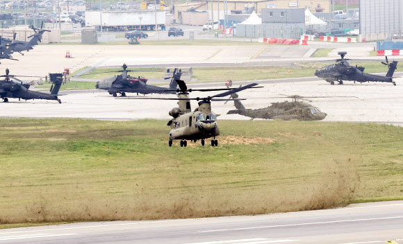 2026년 이후 주한미군 주둔비용 가운데 한국이 부담할 몫을 정하는 제12차 한미 방위비분담특별협정(SMA) 체결을 위한 2차 회의가 진행 중인 21일 세계 최대 규모의 미 육군 기지인 경기도 평택시 캠프 험프리스에서 치누크(CH-47) 헬기가 이동하고 있다. 2024.5.21  연합뉴스