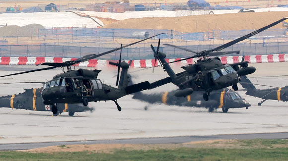 2026년 이후 주한미군 주둔비용 가운데 한국이 부담할 몫을 정하는 제12차 한미 방위비분담특별협정(SMA) 체결을 위한 2차 회의가 진행 중인 21일 세계 최대 규모의 미 육군 기지인 경기도 평택시 캠프 험프리스에서 블랙호크(UH-60) 헬기가 이동하고 있다. 2024.5.21  연합뉴스