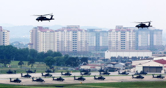 2026년 이후 주한미군 주둔비용 가운데 한국이 부담할 몫을 정하는 제12차 한미 방위비분담특별협정(SMA) 체결을 위한 2차 회의가 진행 중인 21일 세계 최대 규모의 미 육군 기지인 경기도 평택시 캠프 험프리스에서 블랙호크(UH-60) 헬기가 이동하고 있다. 2024.5.21  연합뉴스