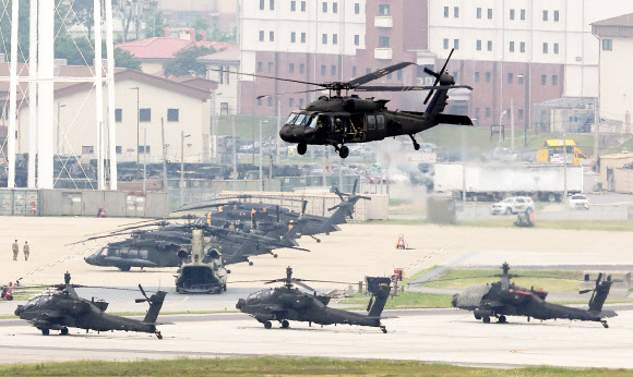 2026년 이후 주한미군 주둔비용 가운데 한국이 부담할 몫을 정하는 제12차 한미 방위비분담특별협정(SMA) 체결을 위한 2차 회의가 진행 중인 21일 세계 최대 규모의 미 육군 기지인 경기도 평택시 캠프 험프리스에서 블랙호크(UH-60) 헬기가 이동하고 있다. 2024.5.21  연합뉴스