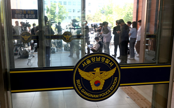 ‘음주운전 뺑소니’ 혐의를 받는 가수 김호중이 21일 오후 서울 강남경찰서 지하를 통해 비공개 출석했다. 사진은 이날 경찰서 현관에 강 씨를 기다리고 있던 취재진이 출석 소식을 듣고 철수하는 모습. 2024.5.21  연합뉴스