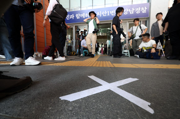 ‘음주운전 뺑소니’ 혐의를 받는 가수 김호중이 21일 오후 서울 강남경찰서 지하를 통해 비공개 출석했다. 사진은 이날 경찰서 현관에 강 씨를 기다리고 있던 취재진이 출석 소식을 듣고 철수하는 모습. 2024.5.21  연합뉴스