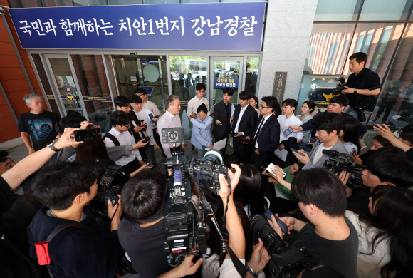 21일 오후 ‘음주운전 뺑소니’ 혐의를 받는 가수 김호중이 강남경찰서에 비공개로 출석한 뒤 경찰 관계자가 출석 과정에 대해 설명하고 있다. 2024.5.21  연합뉴스